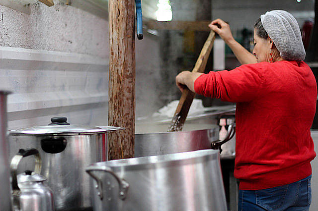 Com alimentos doados, são preparadas refeições para mais de 200 pessoas na Vigília Lula Livre