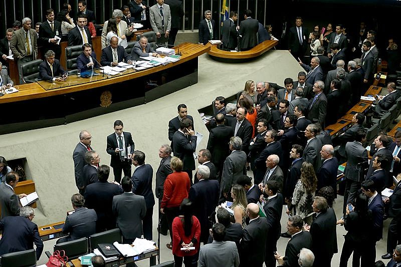Plenário da Câmara dos Deputados durante sessão para votar a Desvinculação das Receitas da União até 2023 e reajustes salariais de servidores