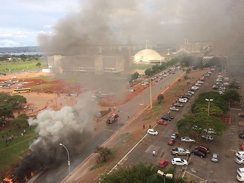 Polícia reprime manifestantes contra a PEC 55 em Brasília