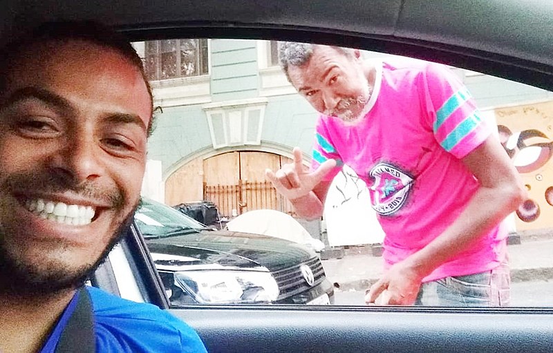 Fazendo o passageiro presentear os “guerreiros dos sinais”, motorista acredita que encontrou uma forma de conscientizar