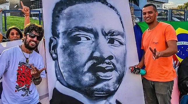 Com poucos golpes de sprays, Mipoh desenhou o reverendo Martin Luther King