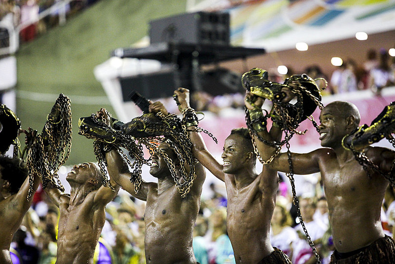 O tema da escola que desfilou no grupo especial do Rio de Janeiro foi a escravidão e as mazelas sofridas pelo povo negro