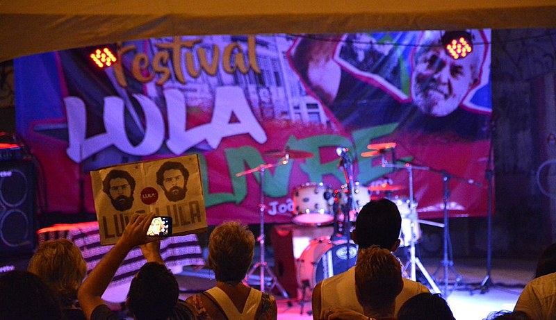 Manifestantes e artistas pediram a libertação de Lula, na praça da Paz, em João Pessoa (PB).