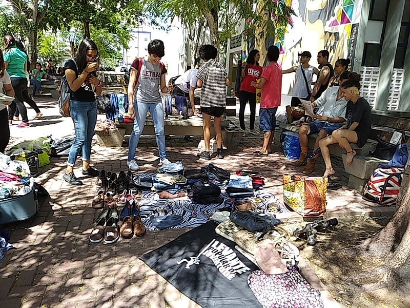 Juventude busca formas de autofinanciamento através da venda de roupas, sapatos e acessórios.