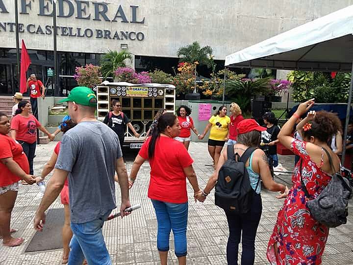 Debate ocorre no quarto dia de acampamento em frente à sede da Justiça Federal em Fortaleza