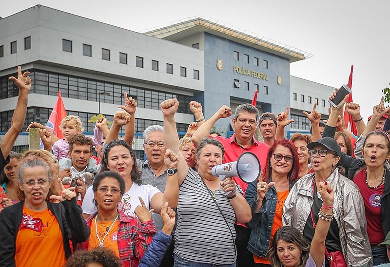 Okamotto e Macedo se juntaram às dezenas de apoiadores em frente à PF para pedir a liberdade de Lula
