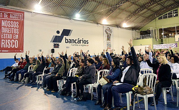 Assembleia em Curitiba, bancários deliberaram participar das mobilizações.