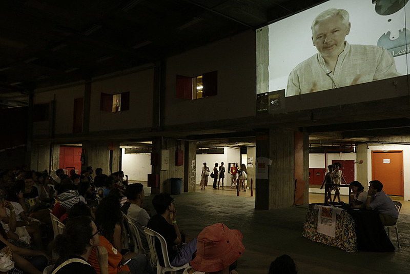 Julian Assange participa por videoconferência do 3º Acampamento Nacional do Levante Popular da Juventude