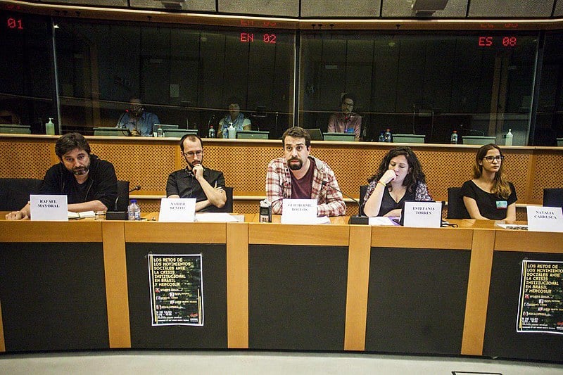 Guilherme Boulos (centro), coordenador da frente Povo Sem Medo, e eurodeputados do partido espanhol Podemos