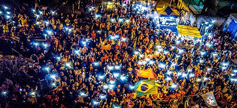 A Vigília Lula Livre reunida em frente à Polícia Federal em Curitiba pela libertação do presidente Lula
