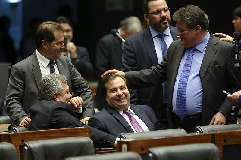 Rodrigo Maia não deu andamento ao pedido de impeachment contra o presidente putrefato Michel Temer