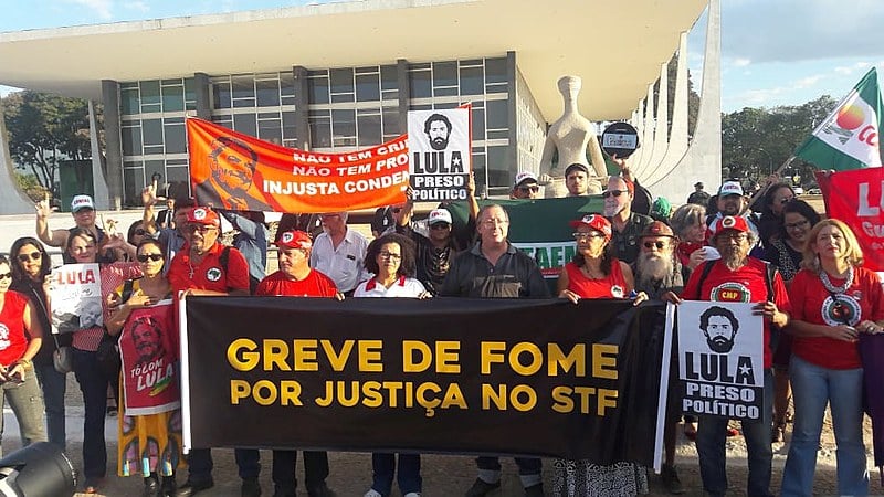 Grevistas em frente ao prédio do Supremo Tribunal Federal, na tarde da última terça-feira (31)