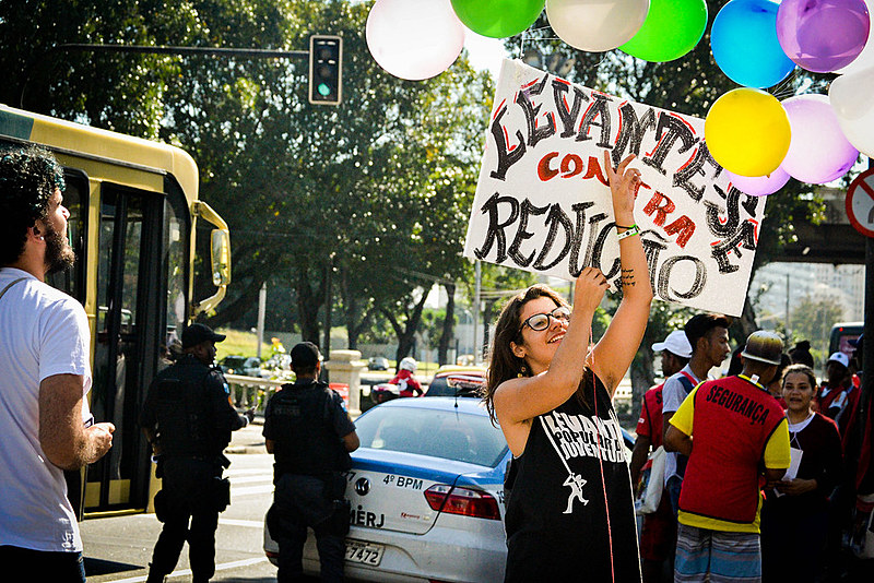 A redução da maioridade penal e o encarceramento da juventude resolvem a questão da violência no Brasil?