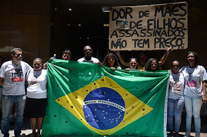 Parentes dos meninos protestaram nesta segunda-feira (28) em frente ao Tribunal de Justiça do Rio