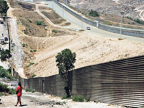 Na fronteira entre os EUA e México já existem 1.100 quilômetros murados; Trump deve levantar mais 2.100 km.