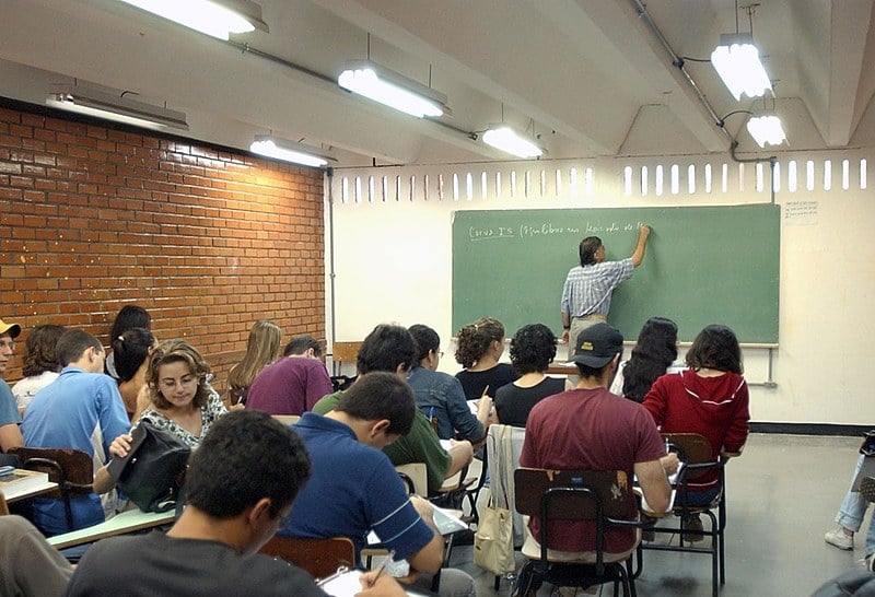 Proposta prevê 40% do ensino médio à distância e 100% para o curso de jovens e adultos (EJA)