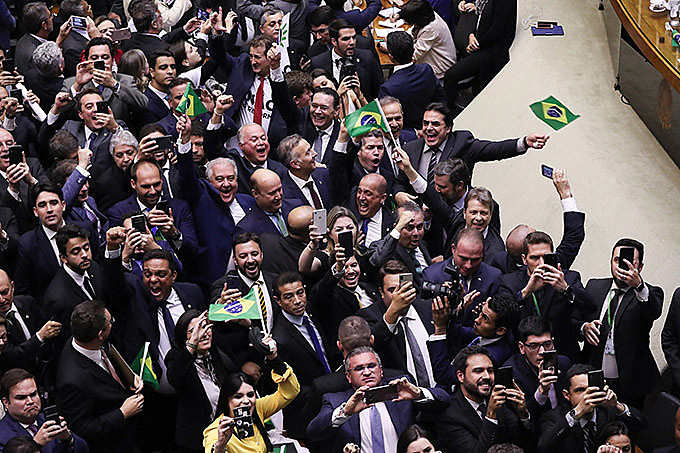 Deputados que defendem a reforma comemoraram ao final da votação e agora são pressionados pelos trabalhadores e trabalhadoras
