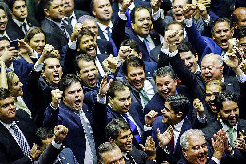Rodrigo Maia e apoiadores durante publicação do resultado da eleição para presidente da Câmara