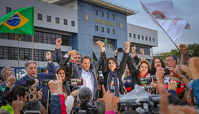 Rally outside the Federal Police headquarters in Curitiba to announce that Haddad (center) will replace Lula on the ticket