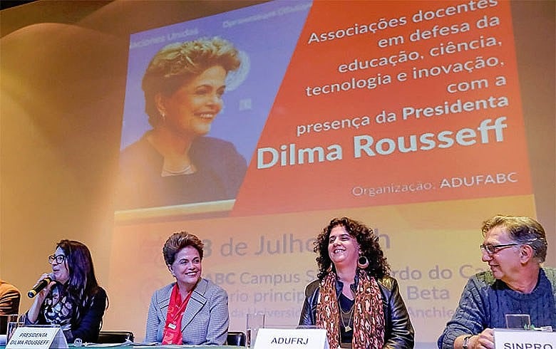 Dilma conclamou estudantes e professores a enfrentar golpe para conter ataques aos avanços e projetos