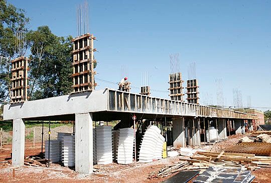 Obras para a construção da Casa do Estudante da UEM estão paradas há seis anos