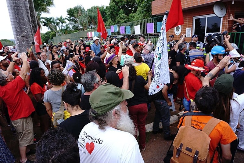 Manifestantes celebran la salida de invasores de la Embajada de Venezuela en Brasilia