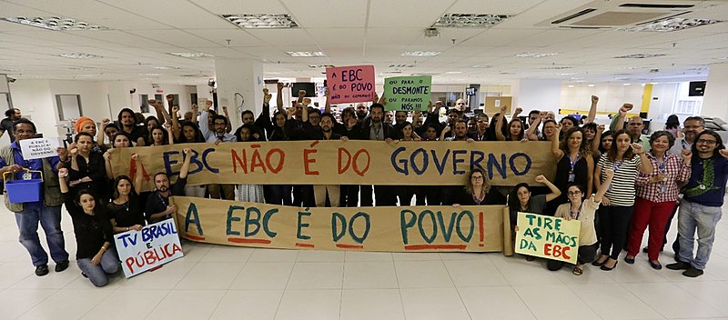 Profissionais de comunicação da EBC protestam na sede da empresa, em Brasilia