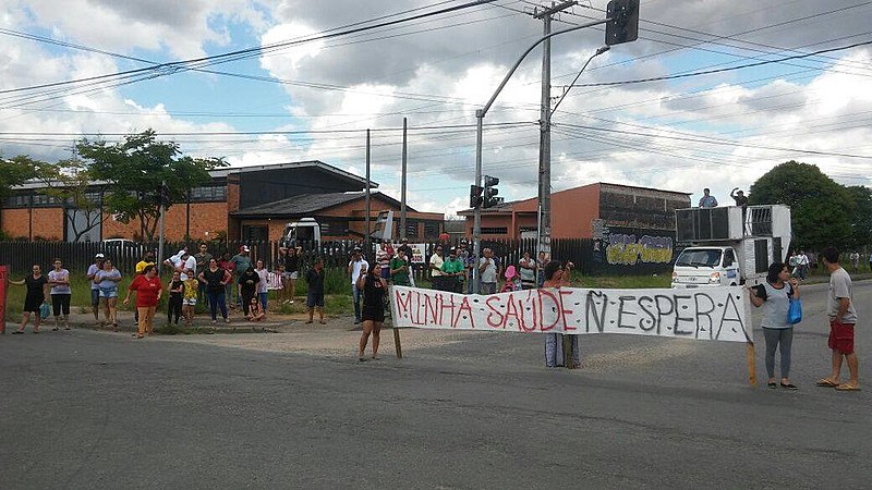 Na última semana, população protestou em frente à unidade parada há mais de um ano. Além de cobrar a reabertura, criticaram a terceirização