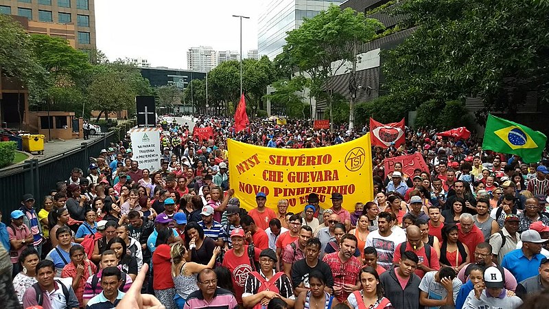 Cerca de 20 mil manifestantes percorreram 23km em marcha para pressionar o governo estadual do tucano Geraldo Alckimn