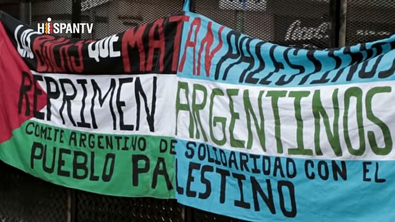 Faixa exibida pela torcida argentina em Buenos Aires durante protesto contra o amistoso