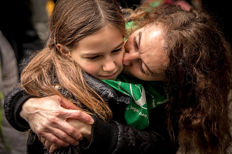 Mãe e filha participam de protestos pela legalização do aborto em 8 de agosto