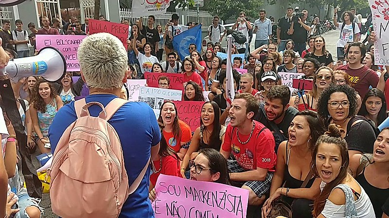 Estudantes fizeram um ato de repúdio ao presidente Bolsonaro; apoiadores do governo causaram tumulto