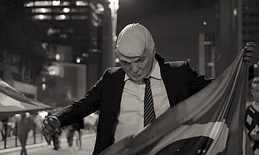 Filme de terror: Eleitor mascarado de Trump celebra vitória de Bolsonaro na Paulista