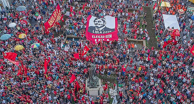 Manifestación en apoyo a Lula reunió más de 7 mil personas en la ciudad de Curitiba