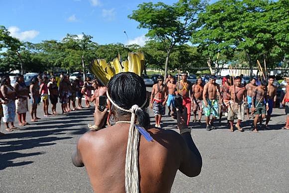 La Constitución Brasileña prevé que los pueblos indígenas tienen el derecho originario y el usufructo exclusivo sobre las tierras que tradicionalmente ocupan