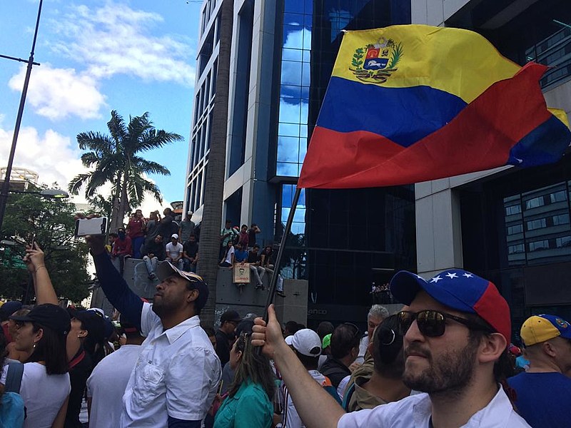 No mesmo dia em que os EUA reconhecem Juan Guaidó como presidente, venezuelanos vão às ruas de Caracas contra Maduro