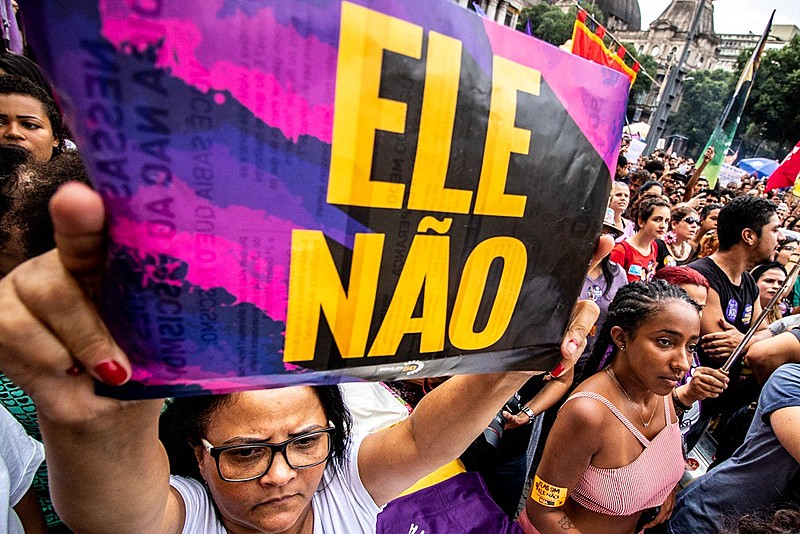 Mulheres que protestam contra candidato da extrema-direita vêm sendo agredidas com frequência