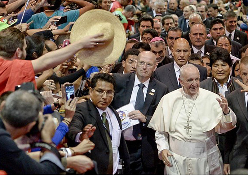 Papa Francisco chega para Encontro com Movimento Populares