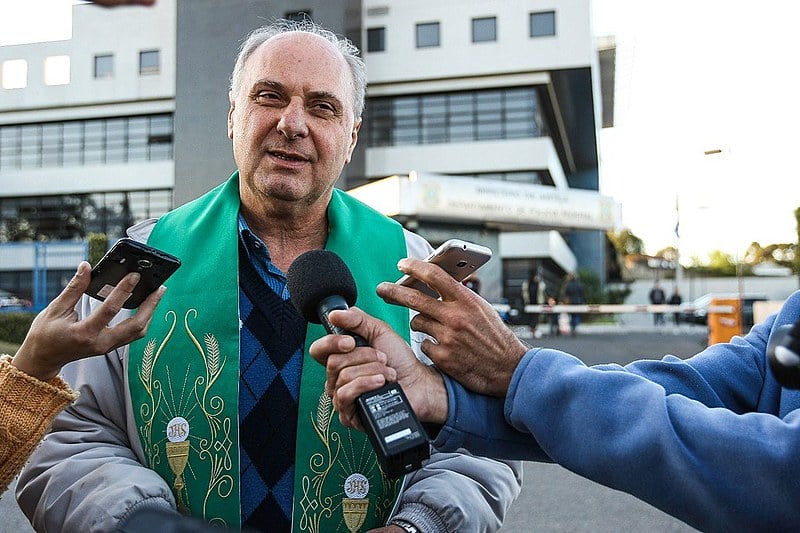 O padre trouxe mensagens de esperança do ex-presidente à militância como um todo, em especial aos que integram a vigília