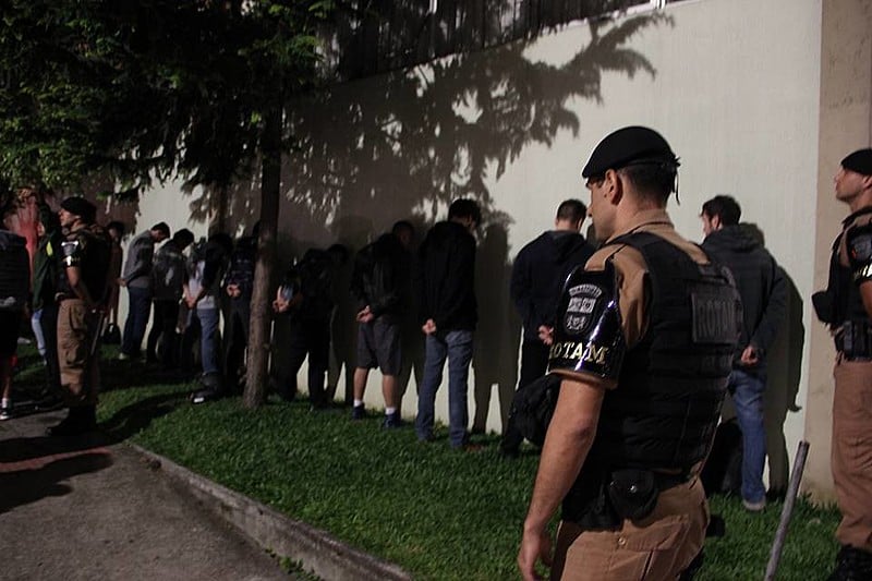 Em uma gravação de vídeo, um dos policiais aponta para os objetivos e mostra para a câmera. "Filma aquelas facas", diz um dos agentes