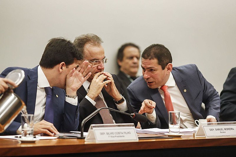 Deputados da mesa da comissão da reforma durante leitura do relatório nesta quinta (13)
