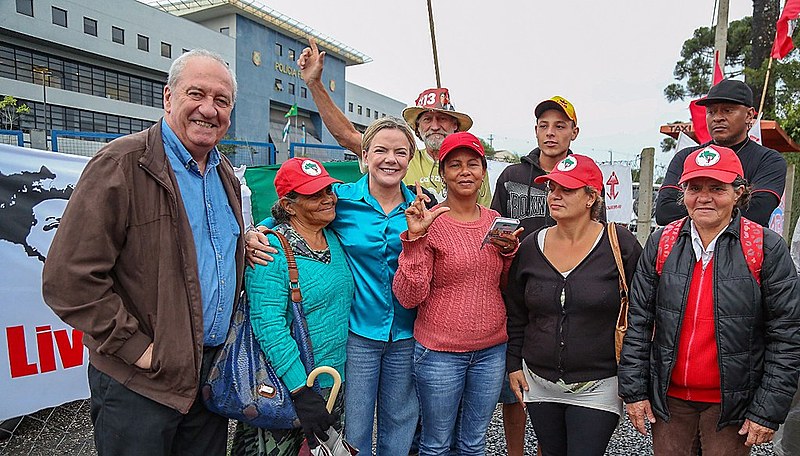 A Vigília Lula Livre resiste há 196 dias em frente à Polícia Federal, onde Lula é mantido preso sem provas