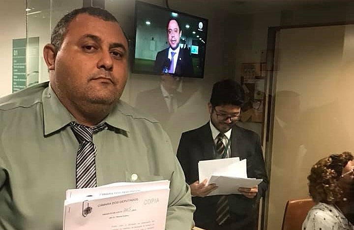 Márcio Labre protocolando o projeto na Câmara dos Deputados.
