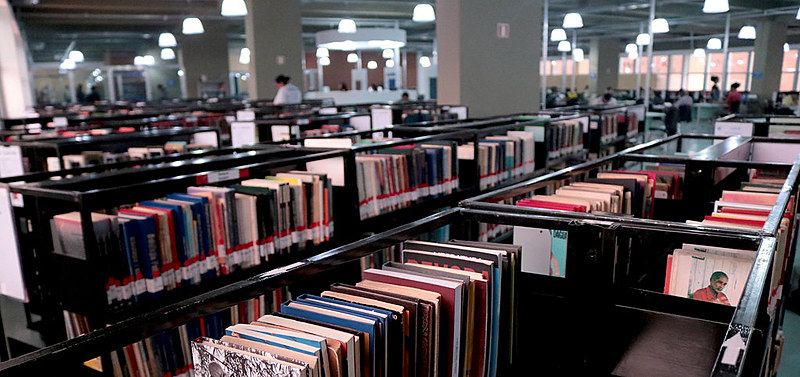 Espaço aceita enciclopédias, gibis, livros, fitas VHS, cassetes, vinis, CDs e DVDs; doações abastecem acervo e instituições do interior