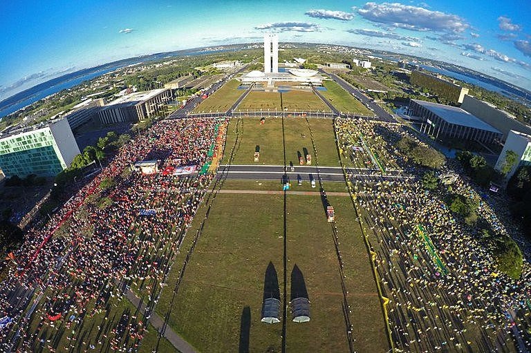 Muro com 80 metros de extensão separa manifestantes contra e pró-golpe durante protestos em Brasília, em 2016