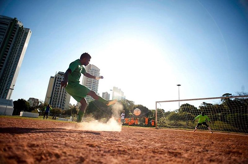 O tema da Copa deste ano é “Reserve um minuto para ouvir uma pessoa que deixou o seu país”.