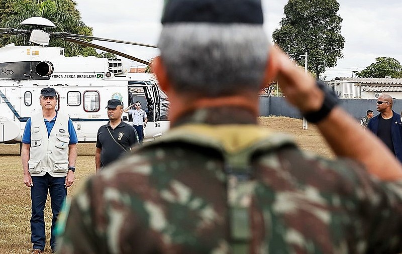 Jair Bolsonaro (PSL) é recebido por militares: "A rigor, não parece haver perigo real e imediato de uma tentativa de autogolpe"