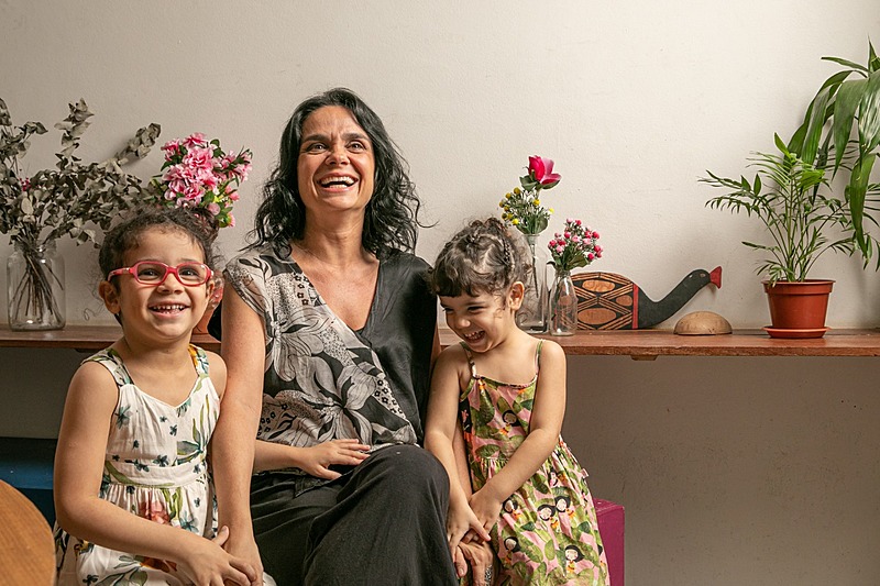 O monólogo é baseado na experiência pessoal da atriz com a maternidade