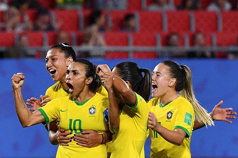 Marta celebra o gol da vitória brasileira, seu segundo gol nesta Copa