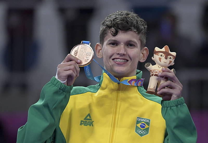 Paulo Ricardo Melo celebra sua medalha de bronze